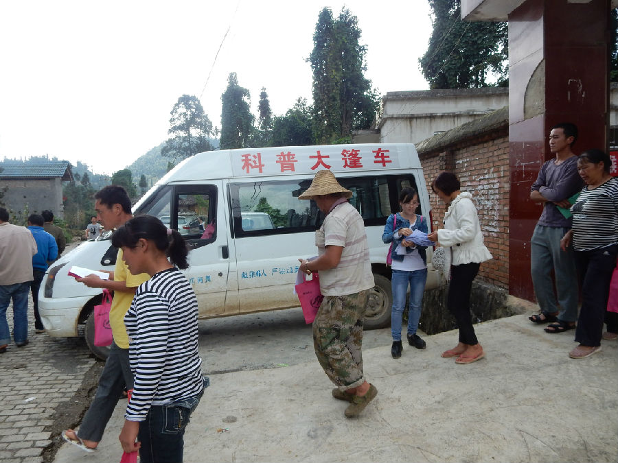 发放培训资料.jpg