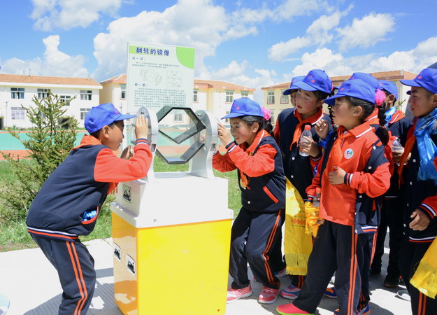 安曲小学的学生们正在体验科普展品 (5)_调整大小.JPG
