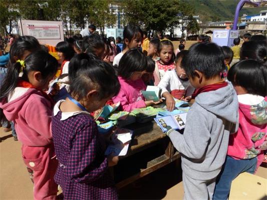 学生翻阅车载科普资料