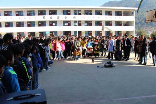 同学们在围观机器人表演舞蹈