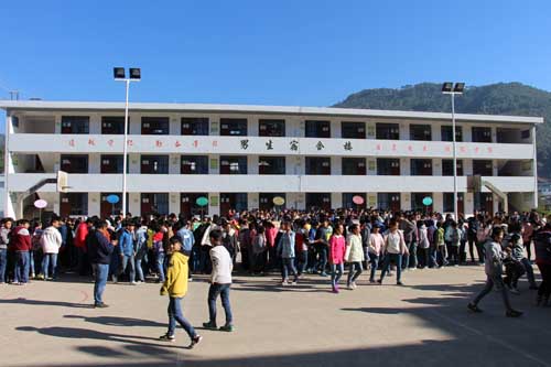 体验科技展品的场面