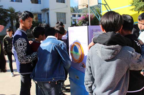 学生们仔细观察现象,认真思考原理