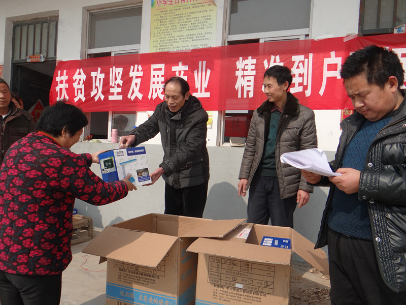 方城县科协书记陈保仓给黄土岭贫困村民发放LED台灯