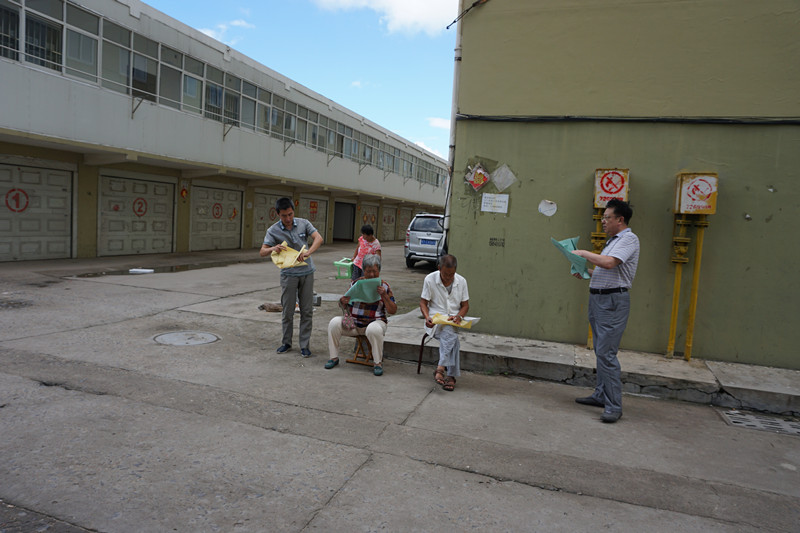 向社区居民发放科普知识宣传资料