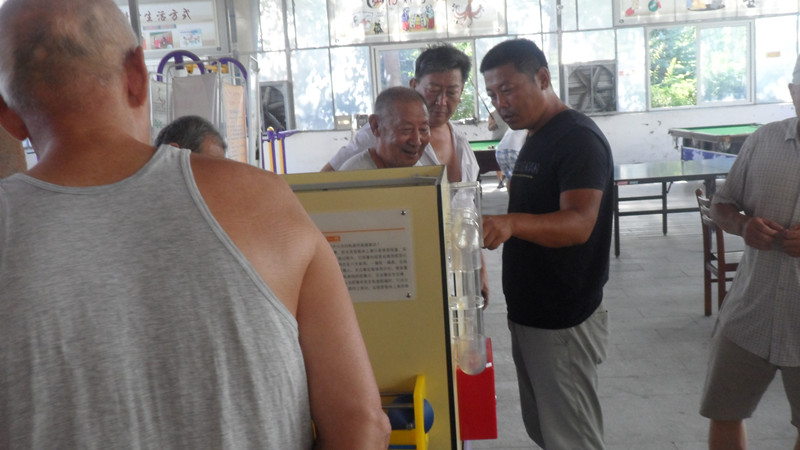 社区居民参与科普器材展览