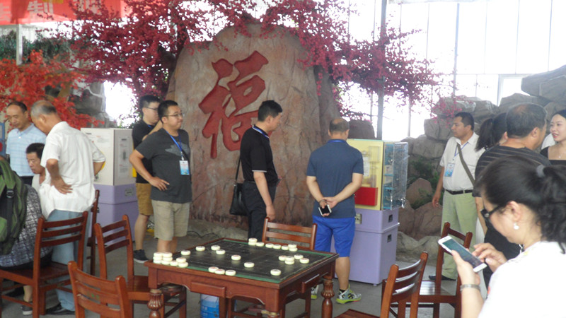 居民参观大篷车科普器材