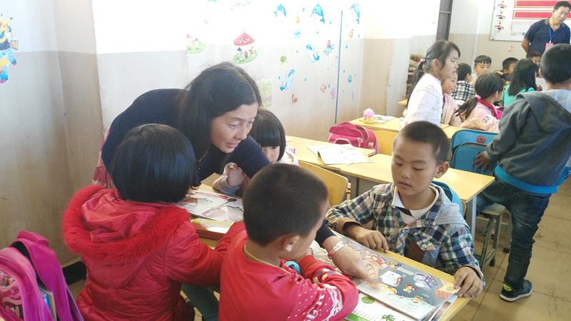 老师在耐心的指导同学观看科普图册