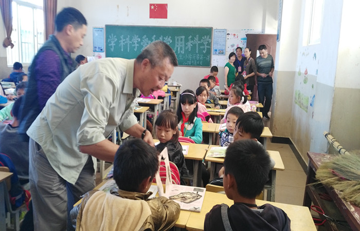 老师在为同学们介绍科普图册的内容