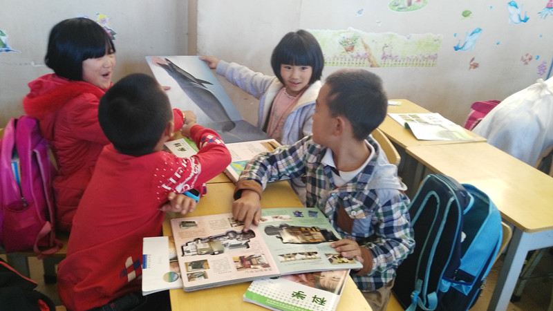 同学们对科普图册所展示的内容感到很惊奇